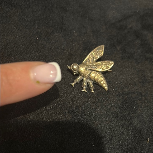 Gold Insect Brooch - Picture 2 of 4